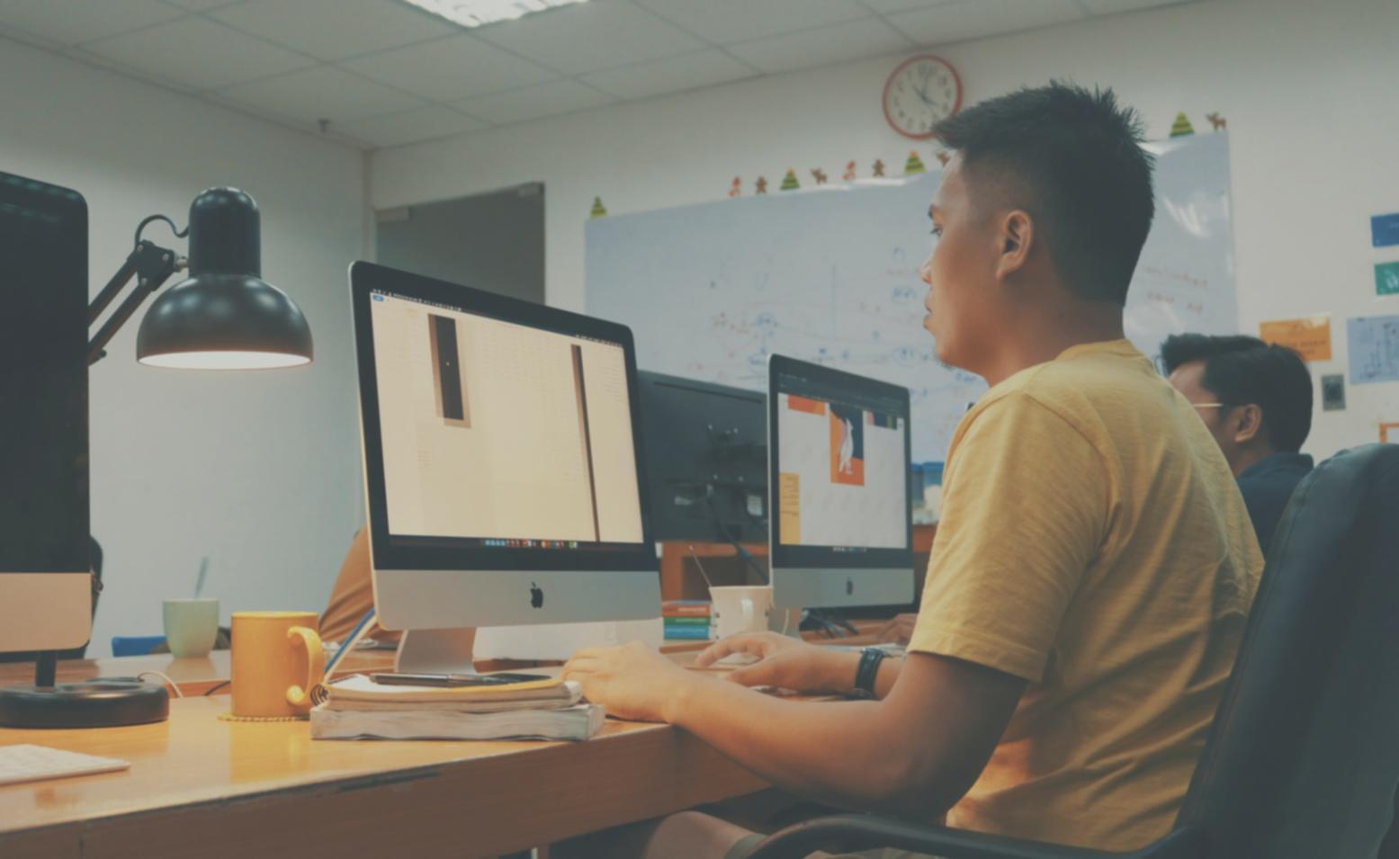 Scrivania con materiali per la scrittura creativa