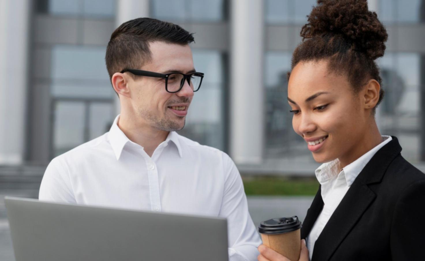 Gruppo ristretto di scrittura creativa durante una sessione pratica