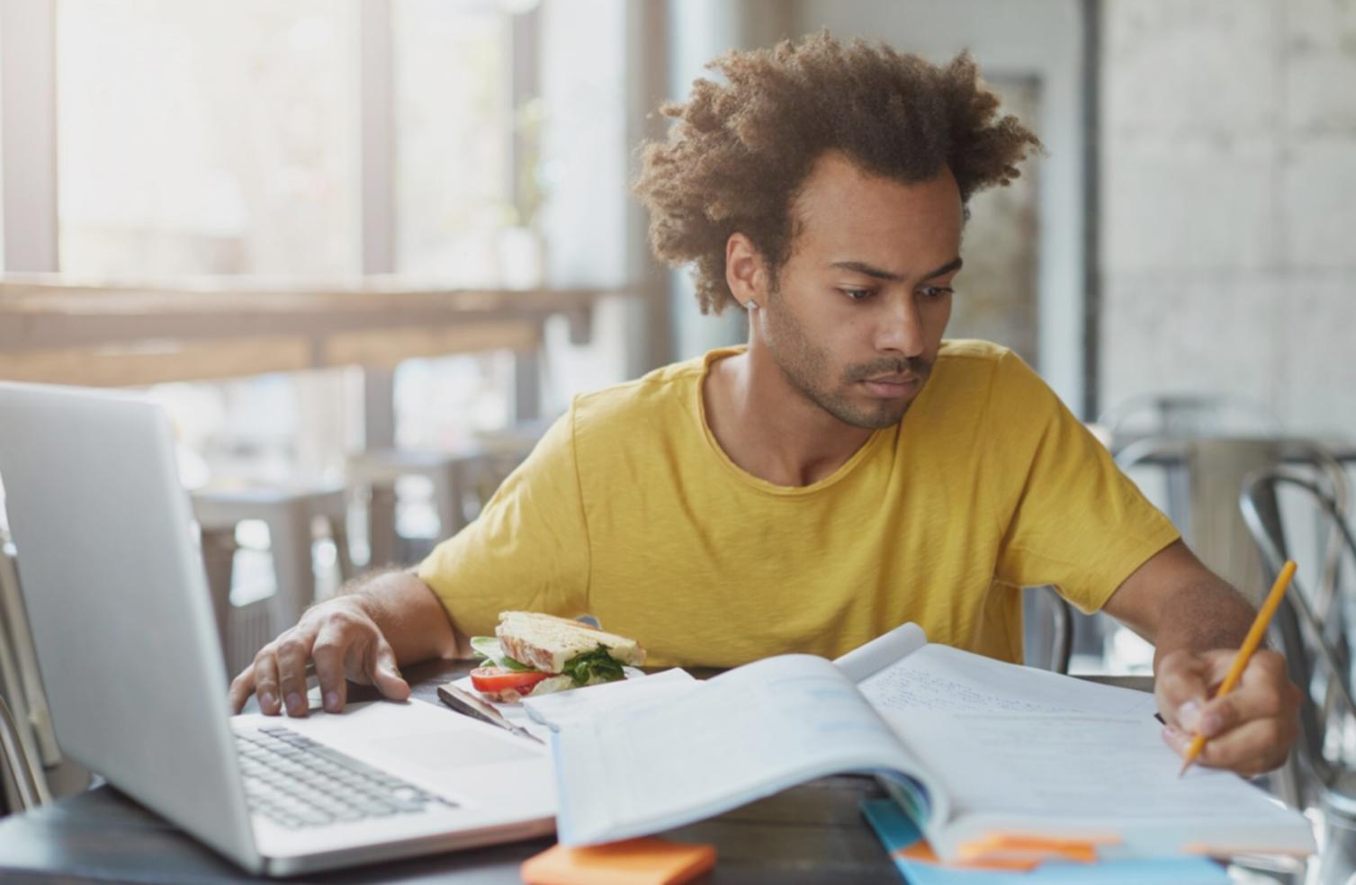 Postazione di scrittura semplice con computer portatile e taccuino