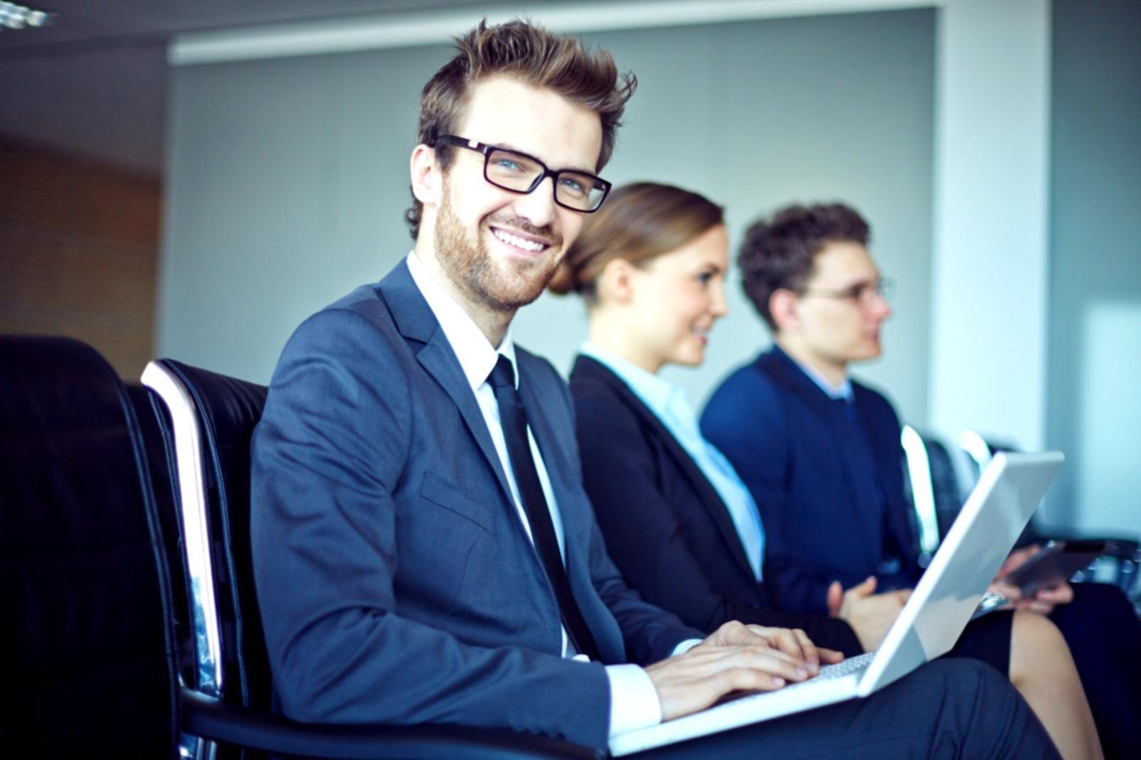 Scrivania con penna e taccuino per scrittori emergenti